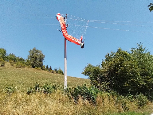 Hasiči pomohli paraglidistovi z drátů elektrického vedení